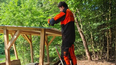 Bau der neuen Sitzbank Bau der neuen Sitzbank