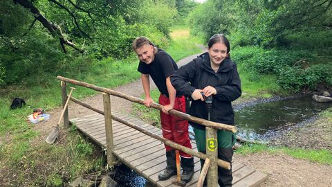 Paul Germeroth (Forstamt Wolfhagen) und Malin Thomas, Naturpark Habichtswald) bei der Stegreparatur im NSG Dönche Paul Germeroth (Forstamt Wolfhagen) und Malin Thomas, Naturpark Habichtswald) bei der Stegreparatur im NSG Dönche