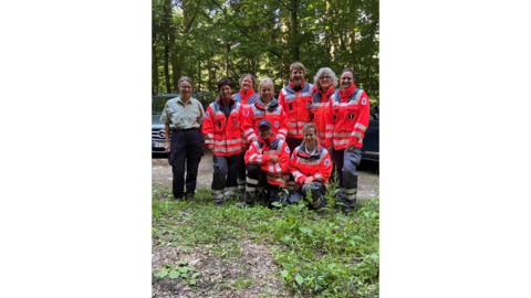 Die Mitglieder der Rettungshundestaffel posieren mit Försterin Bhavana Kaiser