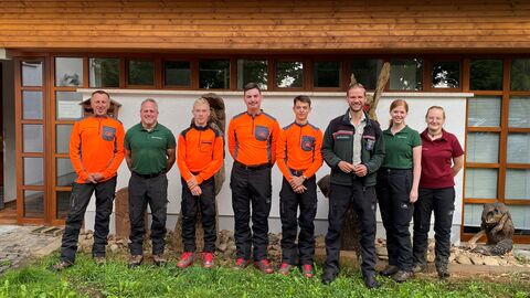 Forstamtsleiter Marian Krüger steht mit den neuen Azubis und den ausbildenden Meistern sowie den Revierleitungen vor dem Forstamtsgebäude. 