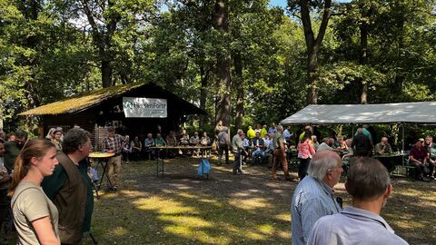 Viele Menschen sind vor dem Blockhaus im Reinhardswald zu sehen. 