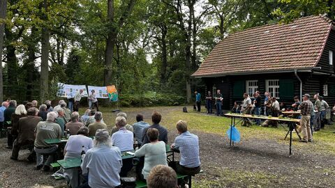 Publikum vor dem Blockhaus im Reinhardswald