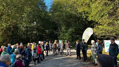 Die Gruppe der Teilnehmenden wird vom Forstamtsleiter und Proejtbeteiligten begrüßt.
