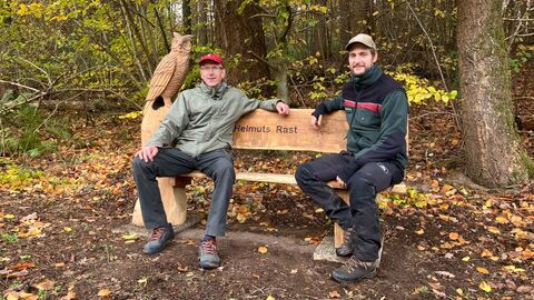 Helmut Müller und Johannes Heidelbach bei der Übergabe des Reviers. Beide Sitzen auf der Bank "Helmuts Rast", die als Abschiedsgeschenk gemacht wurde. 