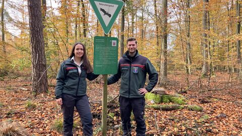 Zwei Förster am Naturschutz-Schild