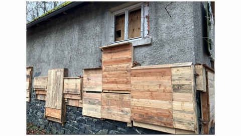 Eine Nahaufnahme der angebrachten Kästen am Artenschutzhaus. Unterhalb des Fensters sind diese an der Außenwand angebracht. 