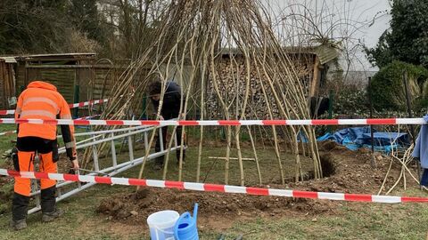 Ein FÖjler baut ain Weidentipi. 