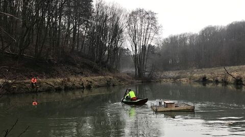 Auf einem Teich wird ein Brutfloß ausgebracht. 
