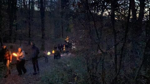 Menschen mit Laternen im Tiergarten Weilburg