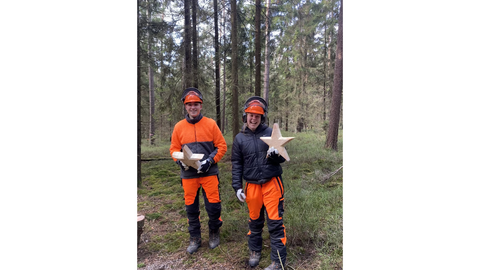 Die beiden Freiwilligendienstleistenden Isabelle Kaden und Marius Schäfer in Forstarbeiterkleidung  