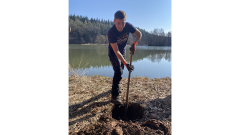 Freiwilligengendienstleister Marius Schäfer beim Bau eines Vogelbeobachtungsstandes