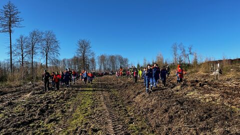 Die Gruppe startet bei bestem Weter zur Pflanzaktion
