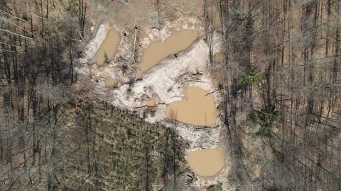 Teichanlage aus der Vogelperspektive im Winter. 