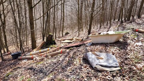 Müll aus einer Renovierung liegt im Wald