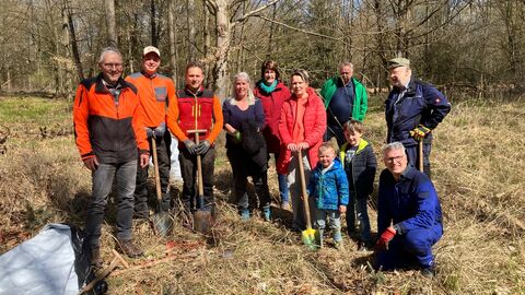 Die Beteiligten posieren auf der Pflanzfläche für ein Foto.