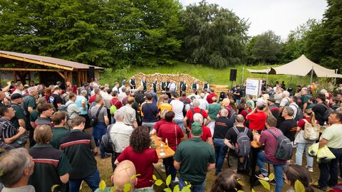 Viele Mitarbeitende bei der Jubiläumsfeier auf dem Hessentag in Fulda