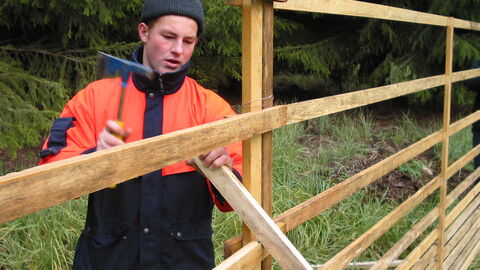 Forstwirte beim Horden-Gatterbau.